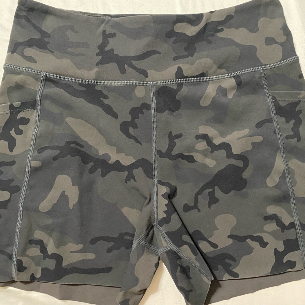 ZYIA CAMO LNT HUSTLE SHORT